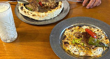 Kiremitte pişen lavaş kebabı damak çatlatıyor