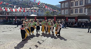 Kırgızistan ve Kazakistanlı sanatçılar Saimbeyli'nin kurtuluş coşkusuna ortak oldu