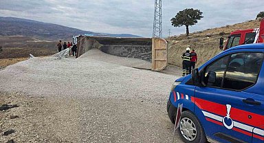Kırıkkale'de mıcır yüklü kamyon devrildi: 1 yaralı