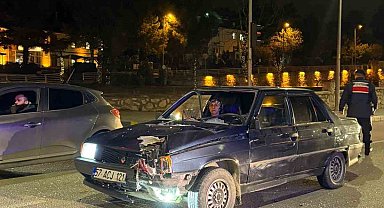 Kırmızı ışıkta bekleyen motosikletli canından oluyordu