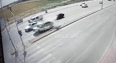 Kırmızı ışıkta duran otomobile arkadan son sürat çarptı