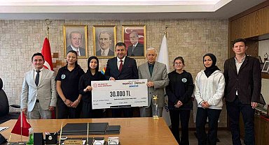 Kız İmam Hatip Lisesi'nin Türkiye birinciliği gururu Başkan Akel ile paylaşıldı