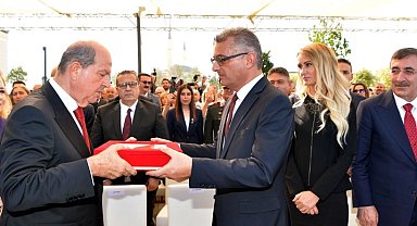 KKTC'de devir teslim tamam! Erhürman görevi Tatar'dan devraldı