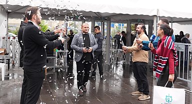 Kocaeli Kitap Fuarı'nda 1 milyonuncu ziyaretçiye konfetili karşılama