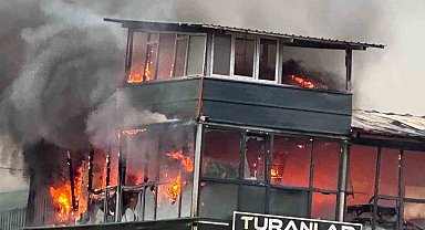 Kocaeli'de çıkan yangında 2 katlı konteyner küle döndü