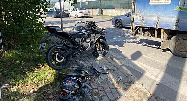 Kocaeli'de kamyonetle çarpışan motosiklet sürücüsü ağır yaralandı