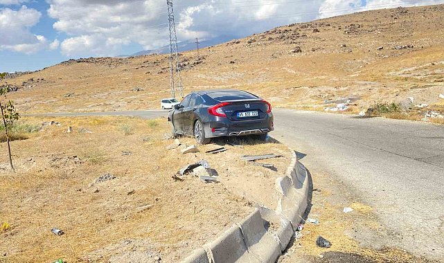 Kontrolden çıkan otomobil bariyerlere çarptı: 4 yaralı
