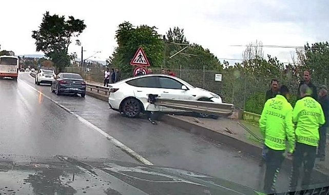 Kontrolden çıkan Tesla bariyere saplandı