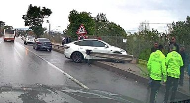 Kontrolden çıkan Tesla bariyere saplandı