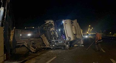 Kontrolden çıkan tır, bariyerleri biçtikten sonra yan yatarak durabildi