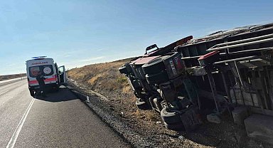 Kontrolden çıkan tır devrildi, sürücü hafif yaralandı