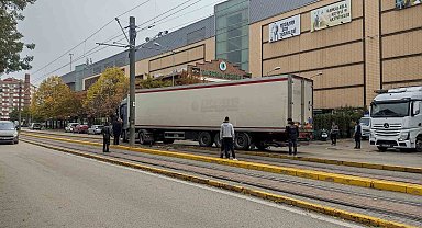 Kontrolden çıkan tır tramvay yoluna girdi, seferler aksadı