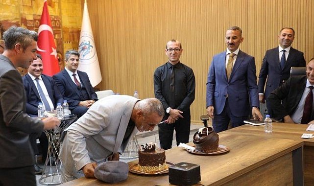 Köprü dizisine de konu olan Erzincan'ın güleç yüzü Tuncay'a, Validen doğum günü sürprizi