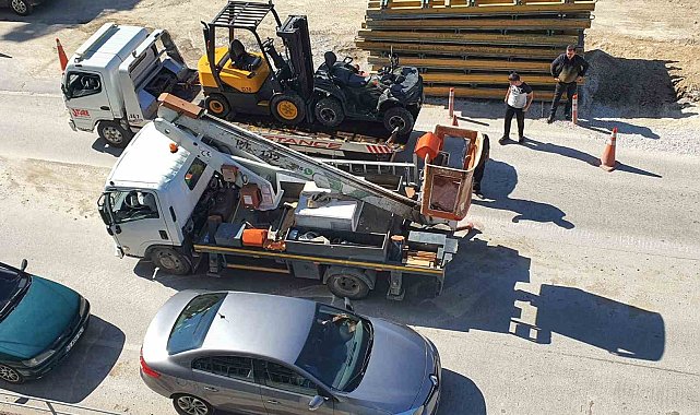 Köprüde arıza yapan kamyonet trafiği felç etti