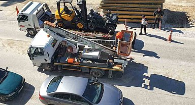 Köprüde arıza yapan kamyonet trafiği felç etti