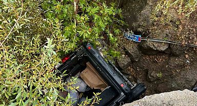 Köprüden uçan otomobil ağaç dallarında asılı kaldı: 2 yaralı