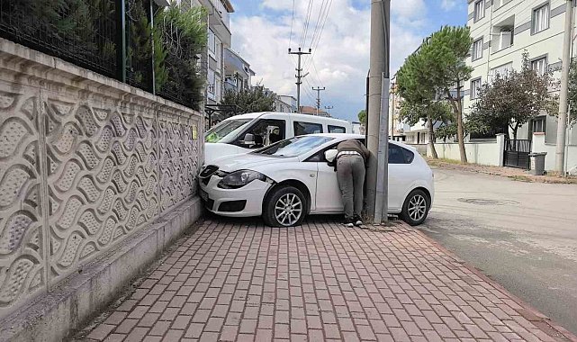 Köşede çarpıştılar, site duvarında durdular