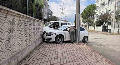 Köşede çarpıştılar, site duvarında durdular