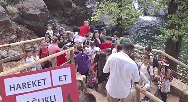 Köyceğiz'de öğrenciler Toparlar Şelalesi'ne yürüdü