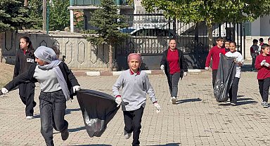 Köylerinden ve okullarından 30 torba çöp topladılar