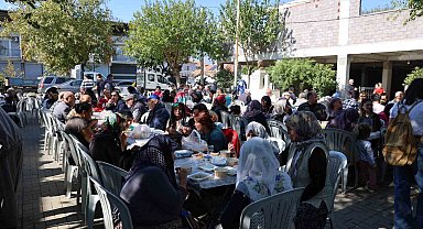 Köyün gençleri ve ihtiyar heyeti, tüm köyü aynı sofrada topladı