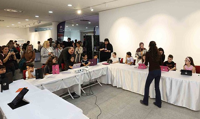 Küçükçekmece Belediyesi'nin düzenlediği Yapay Zeka Şenliği'nde öğrenme ve üretme fırsatı