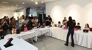 Küçükçekmece Belediyesi'nin düzenlediği Yapay Zeka Şenliği'nde öğrenme ve üretme fırsatı
