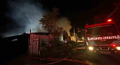 Küçükçekmece'de iş yeri yangını elektrik tellerine sıçradı, patlamalar peş peşe geldi