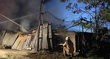 Küçükçekmece'de iş yerinde başlayan yangın elektrik tellerine sıçradı, patlalar peş peşe geldi