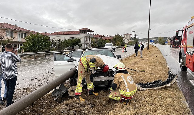 Kula'da facianın eşiğinden dönüldü: Otomobil orta refüje çıktı