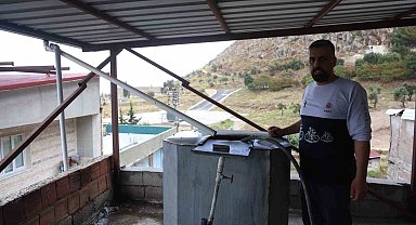 Kurduğu sistemle depoladığı yağmur suyunu evde kullanan vatandaş sosyal medyada ilgi odağı oldu