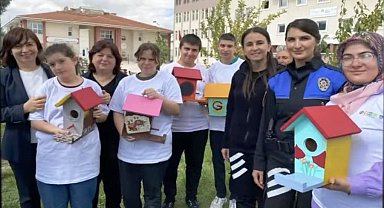 Kütahya emniyetinden özel öğrencilere yönelik ahşap kuş evleri boyama etkinliği