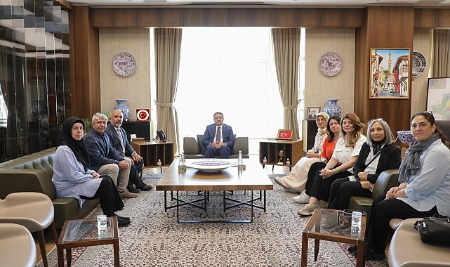 Kütahya Valisi Işın, Almanya'da düzenlenen çini kursunda eğitim gören kursiyerleri kabul etti