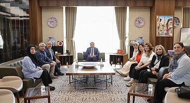 Kütahya Valisi Işın, Almanya'da düzenlenen çini kursunda eğitim gören kursiyerleri kabul etti