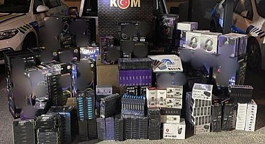 Kütahya'da bir araçta çok sayıda kaçak elektronik ürün ve telefon aksesuarı ele geçirildi