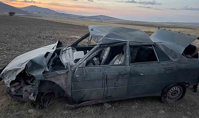 Lastiği patlayan otomobil karşı yoldan gelen cipe çarptı