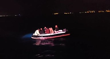 Lastik botta 6 düzensiz göçmen yakalandı