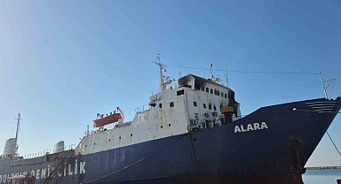 Limana bağlı yük gemisinde çıkan yangın söndürüldü