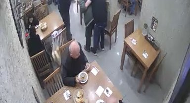 Lokantada Heimlich manevrasıyla müşterinin hayatını kurtardı