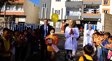 Lösemiyi yenip okuluna dönen 4'üncü sınıf öğrencisine görkemli karşılama
