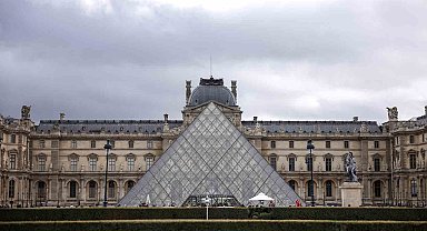 Louvre Müzesi'ndeki değerli mücevherlerin Fransa Merkez Bankası'na taşındığı iddiası