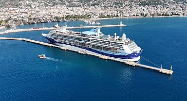 Lüks kruvaziyer bin 739 yolcu, 742 mürettebatıyla Alanya'ya demirledi