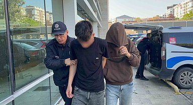 Mağazalardan giyim eşyası çalan 2 kişi yakalandı