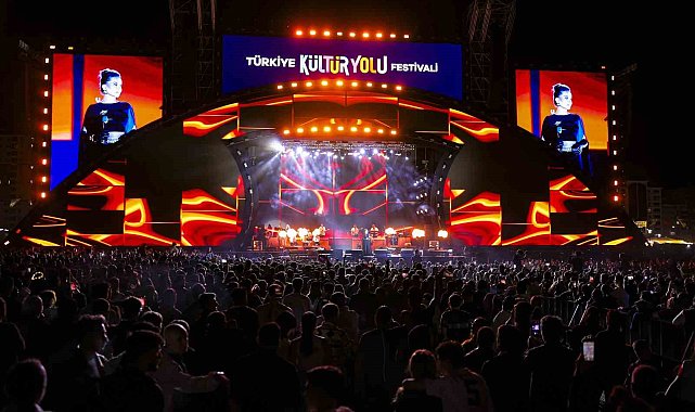 Malatya Kültür yolu festivalinde Ebru Yaşar'dan görkemli başlangıç