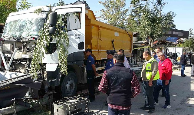 Malatya'da kontrolden çıkan hafriyat kamyonu iş yerlerine daldı: 4 iş yeri kullanılamaz hale geldi
