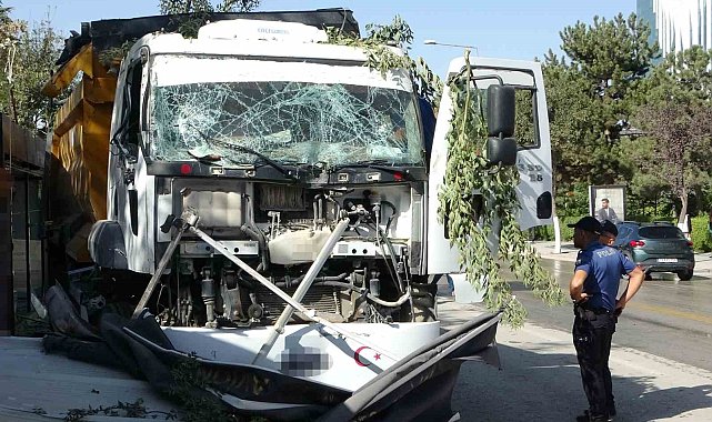 Malatya'da kontrolden çıkan hafriyat kamyonu iş yerlerine daldı