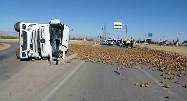 Malatya'da pancar yüklü tır devrildi: 1 yaralı