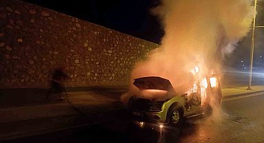 Malatya'da seyir halindeki hafif ticari araç alev aldı