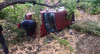 Malatya'da virajı alamayan pikap şarampole uçtu: 2 yaralı