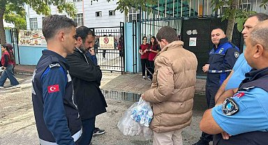 Manisa'da okul önlerinde seyyar satıcı denetimi